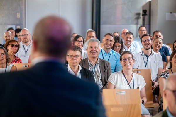 Prof. Dr. Stephan Seiter moderiert das Jubiläum vor fröhlichem Publikum