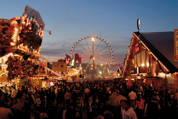 Volksfest mit Riesenrad bei Nacht