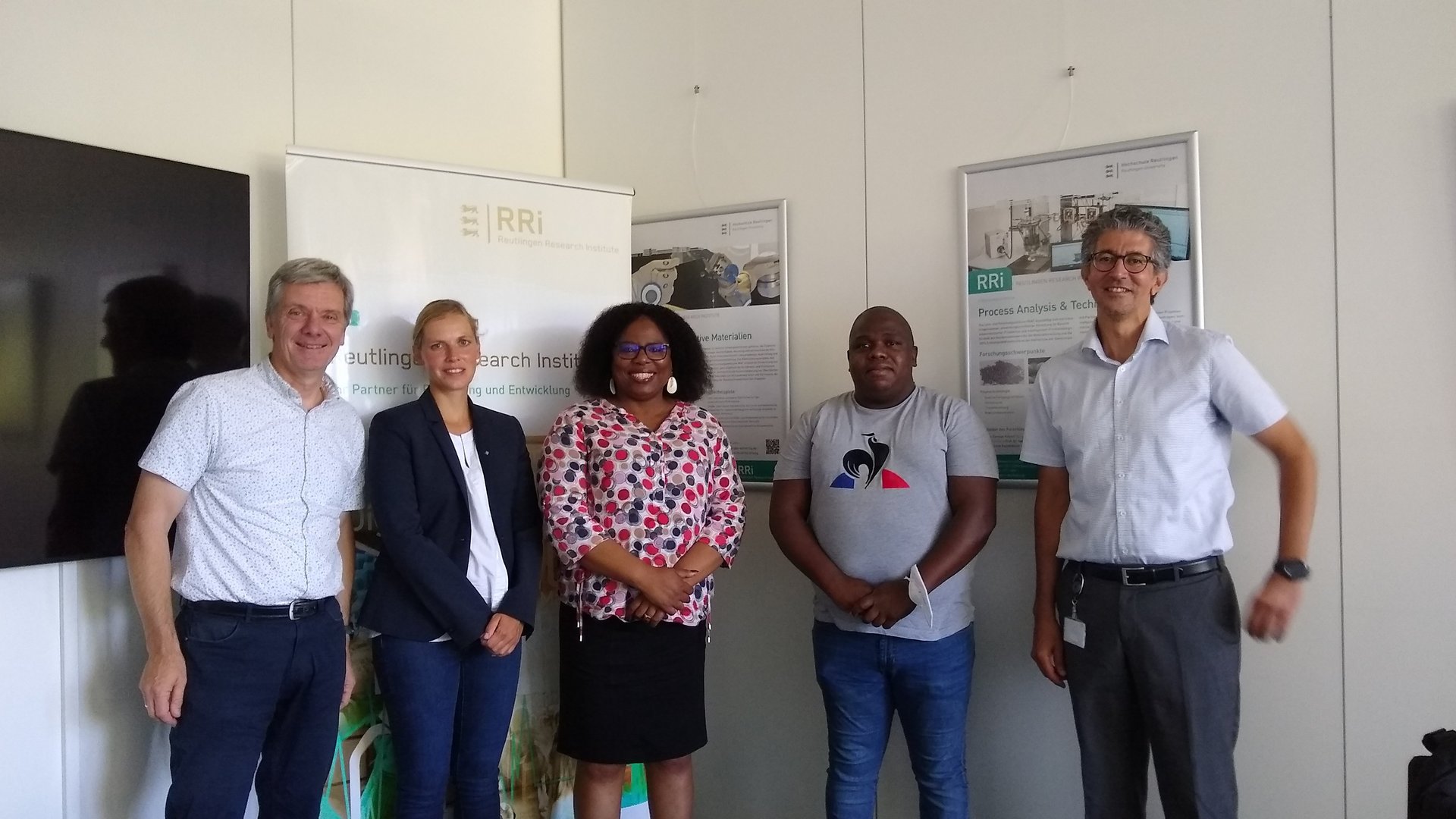 Gruppenfoto mit Reutlinger Forschenden und internationalen Kollegen