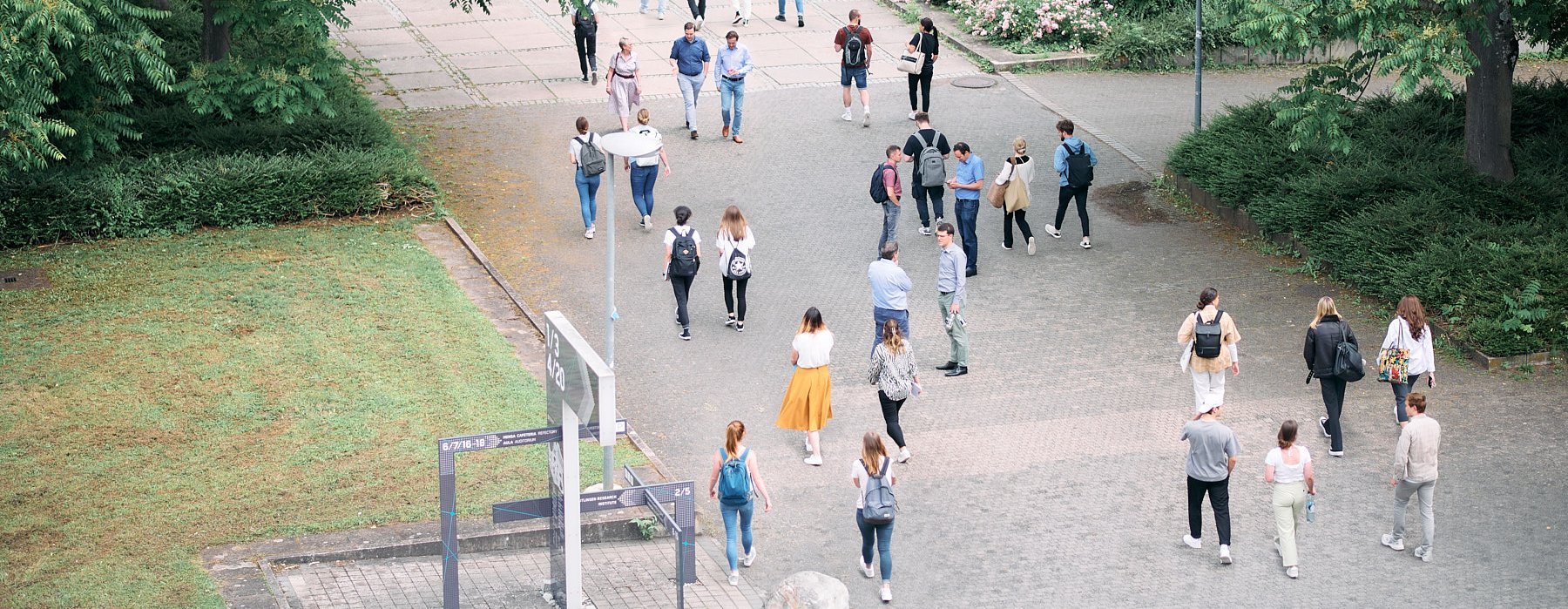 Vogelperspektive auf den belebten Campus zur Mittagszeit