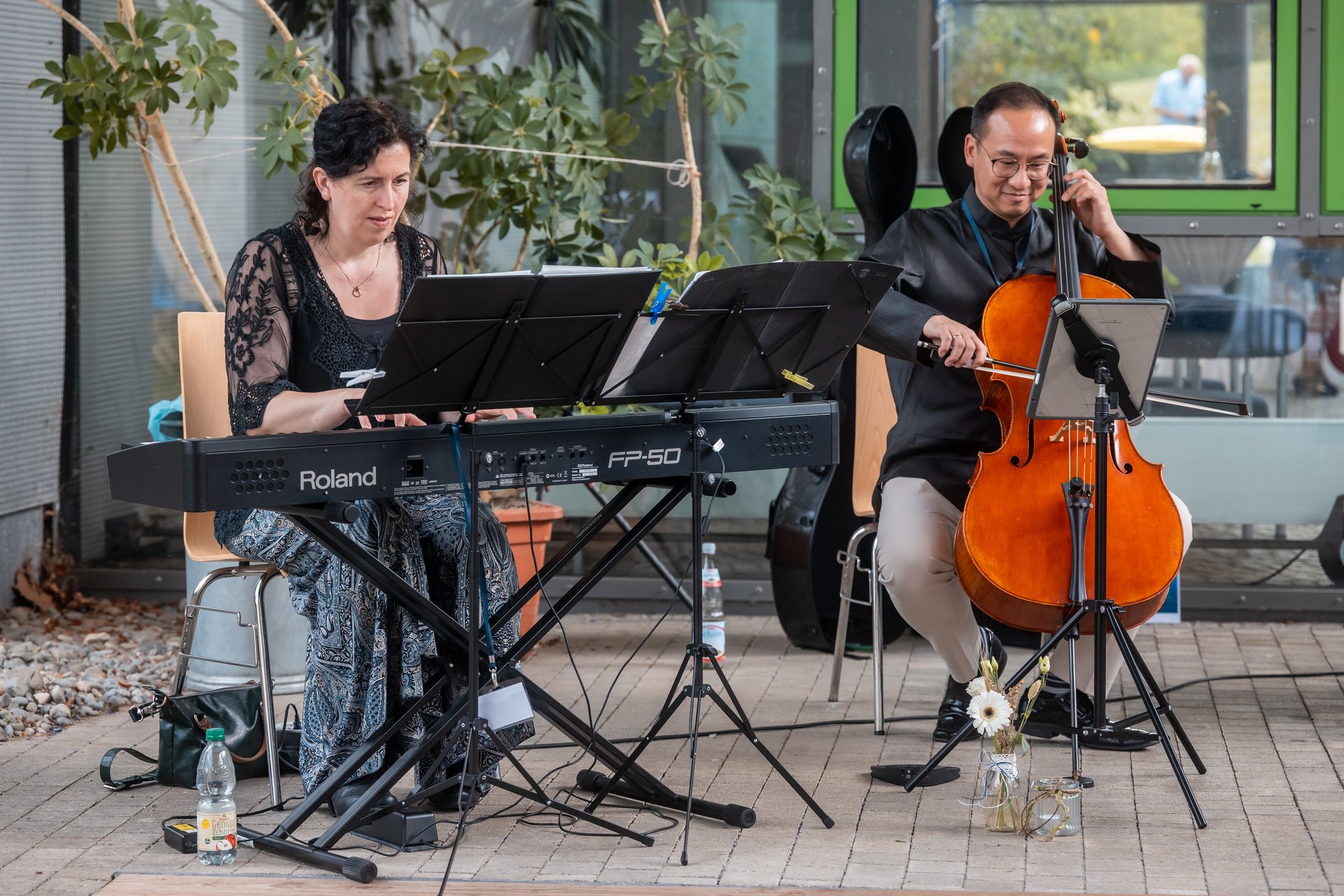Ein Celist und eine Organistin musizieren bei der Jubiläumsfeier des MBA International Management Part-Time